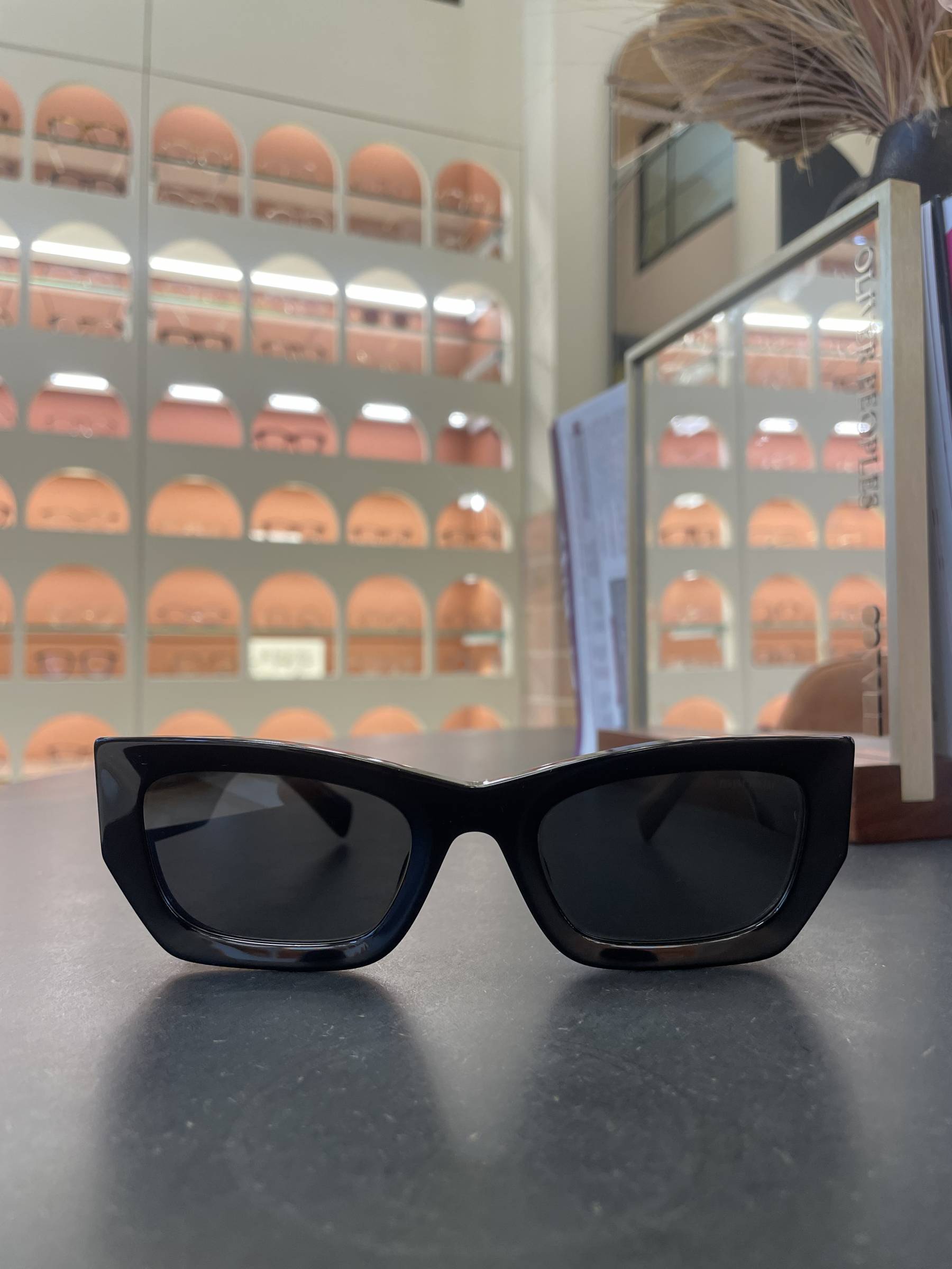 Ces lunettes de soleil rectangulaires en acétate affichent un design audacieux, qui dégage une féminité rebelle. La face discrète et distinctive est agrémentée du nouveau logo vertical Miu Miu, intégré à la charnière des branches épaisses.