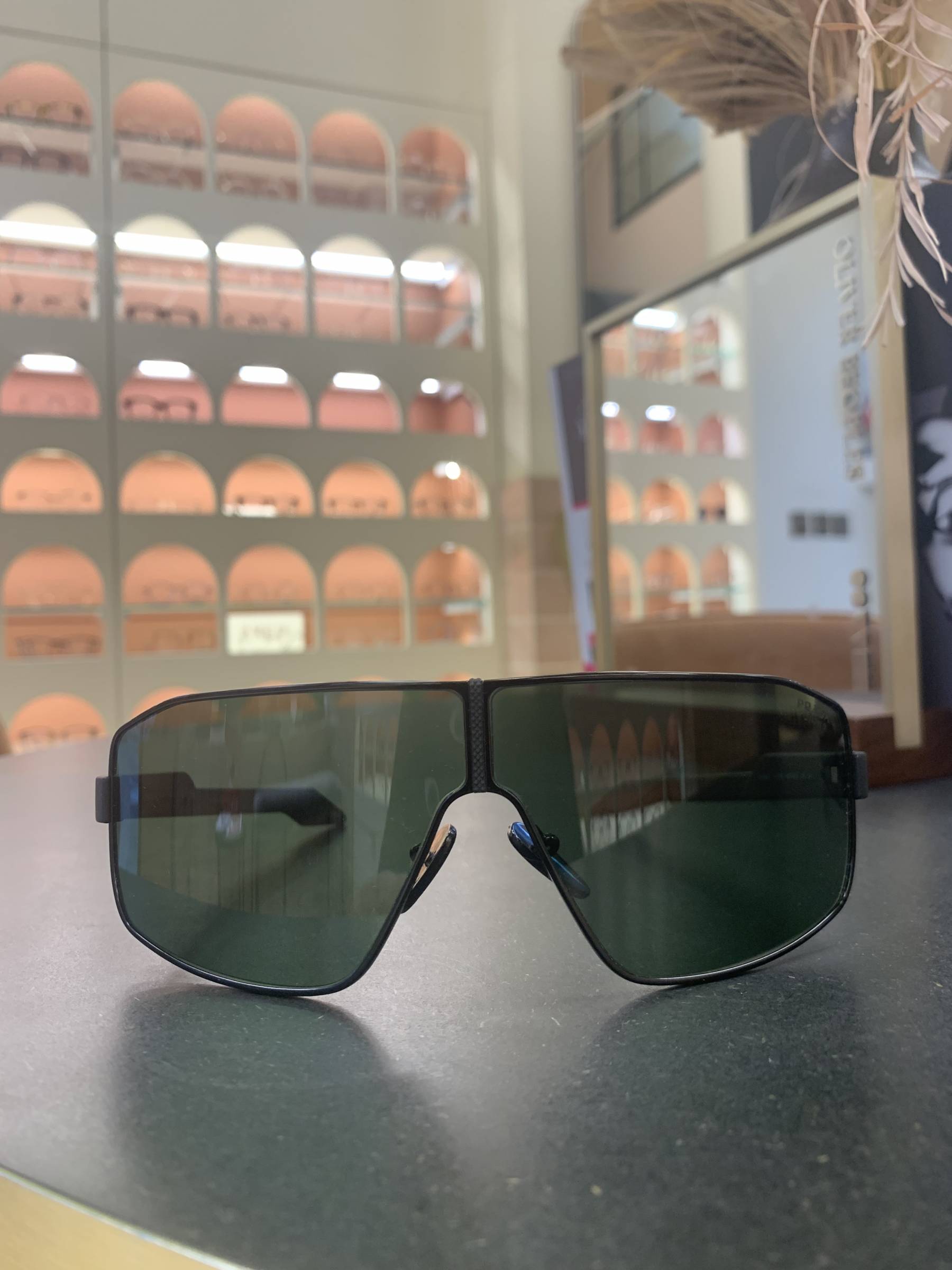 Explorez l'Élégance sur les Pistes avec Prada Linea Rossa : Disponible chez Optique des Vosges à Strasbourg