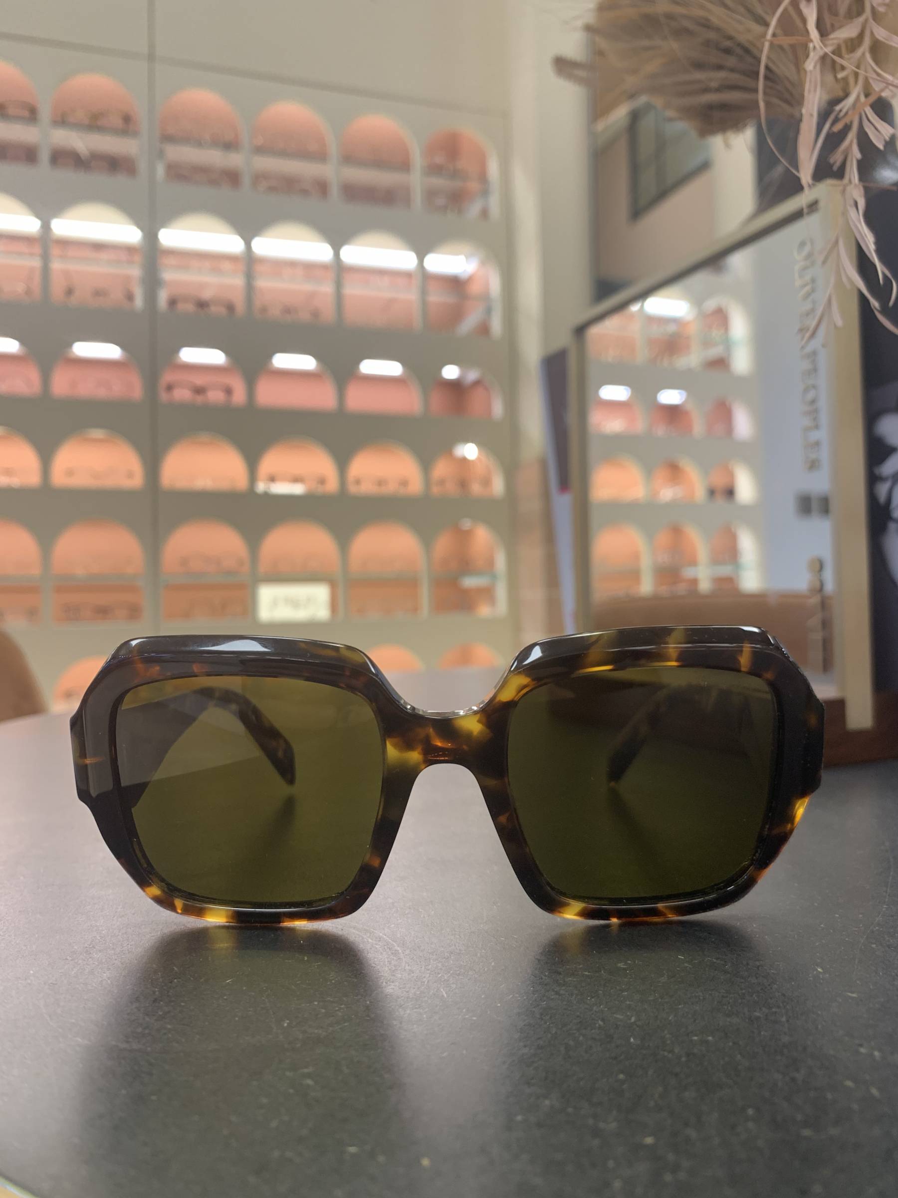 Découvrez les Nouvelles Solaires Prada Symbole chez Votre Opticien à Strasbourg