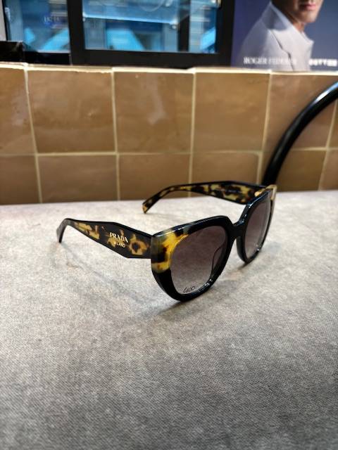 Prada Éclat et Élégance : Des Lunettes magnifique