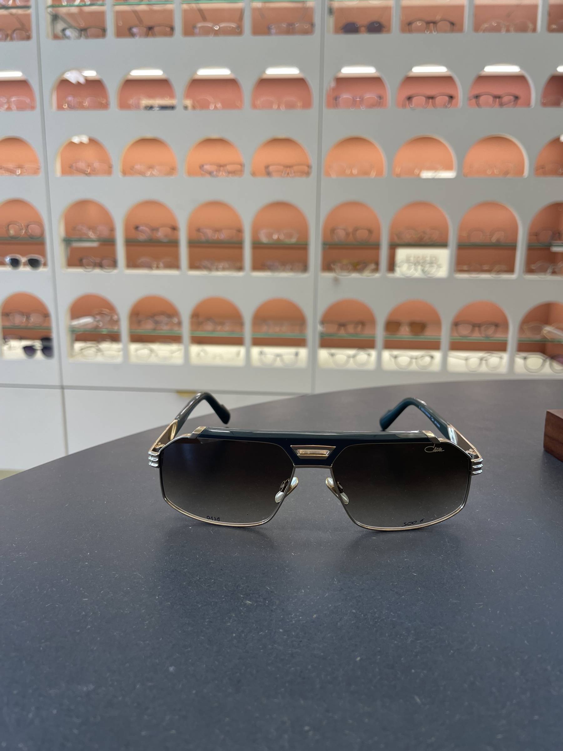 Quelles Lunettes tendances CAZAL portées par les célébrités disponibles chez votre opticien de Strasbourg