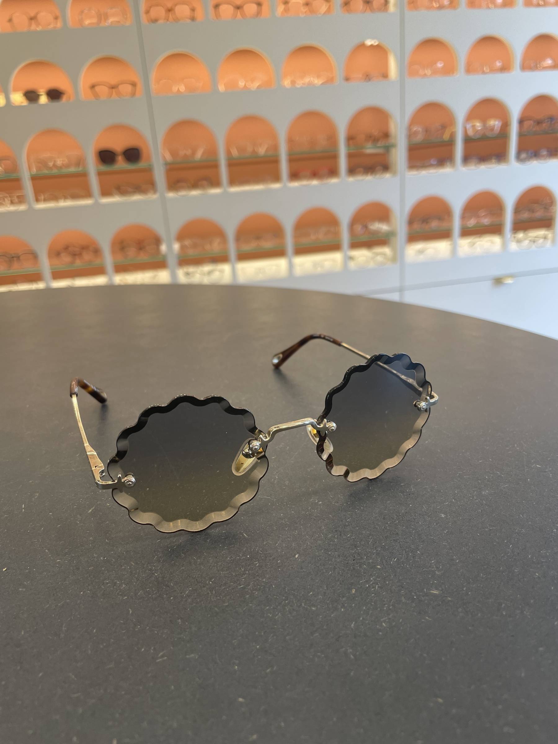 Découvrez les Lunettes de Soleil Chloé, Modèle Rond, pour Enfant chez un Opticien à Strasbourg !