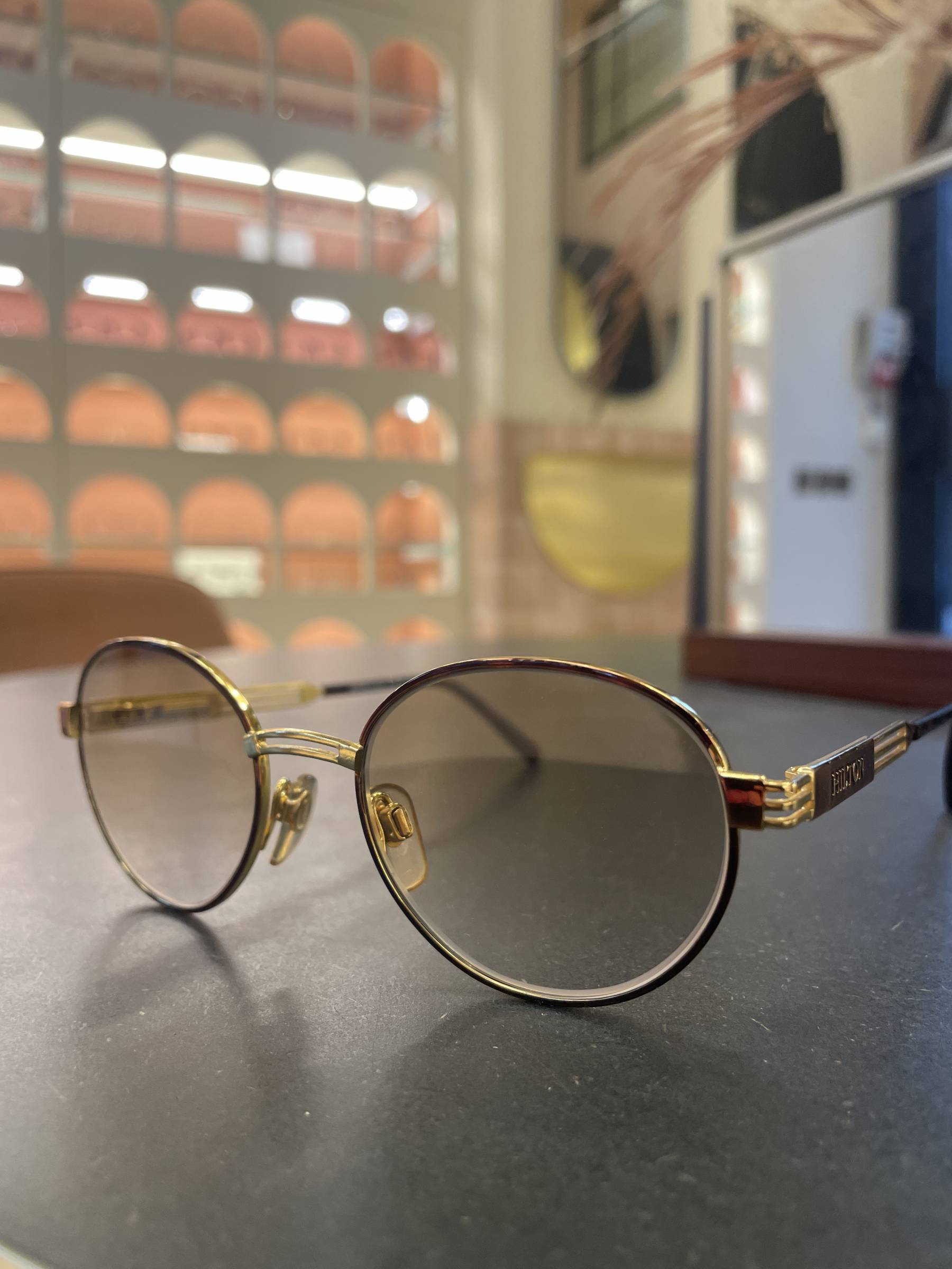 trouver une paire de lunettes solaire de la marque Hilton à opticien de Strasbourg