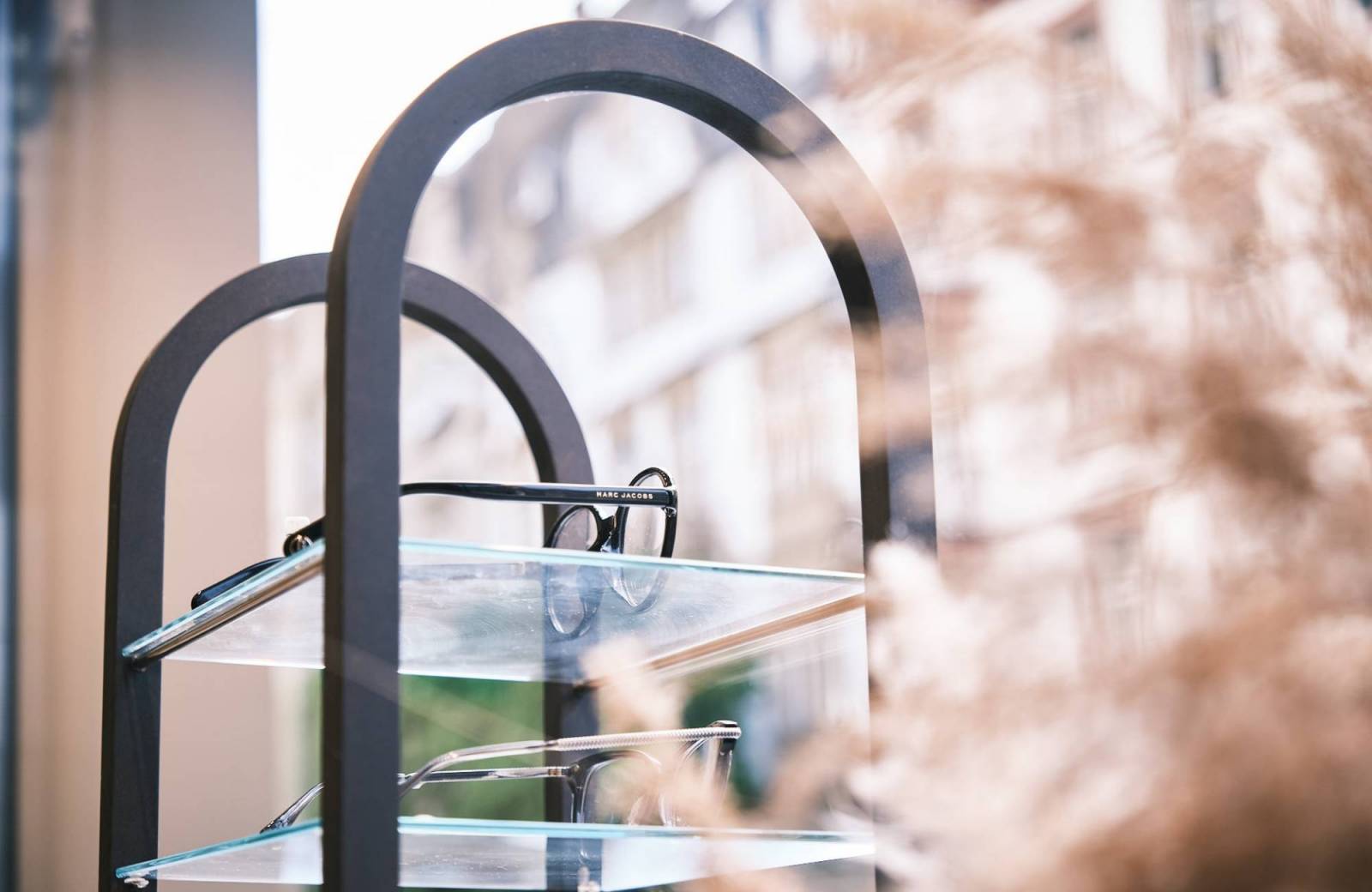 Prenez votre temps pour bien choisir votre monture solaire à l'opticien Optique des Vosges de Strasbourg