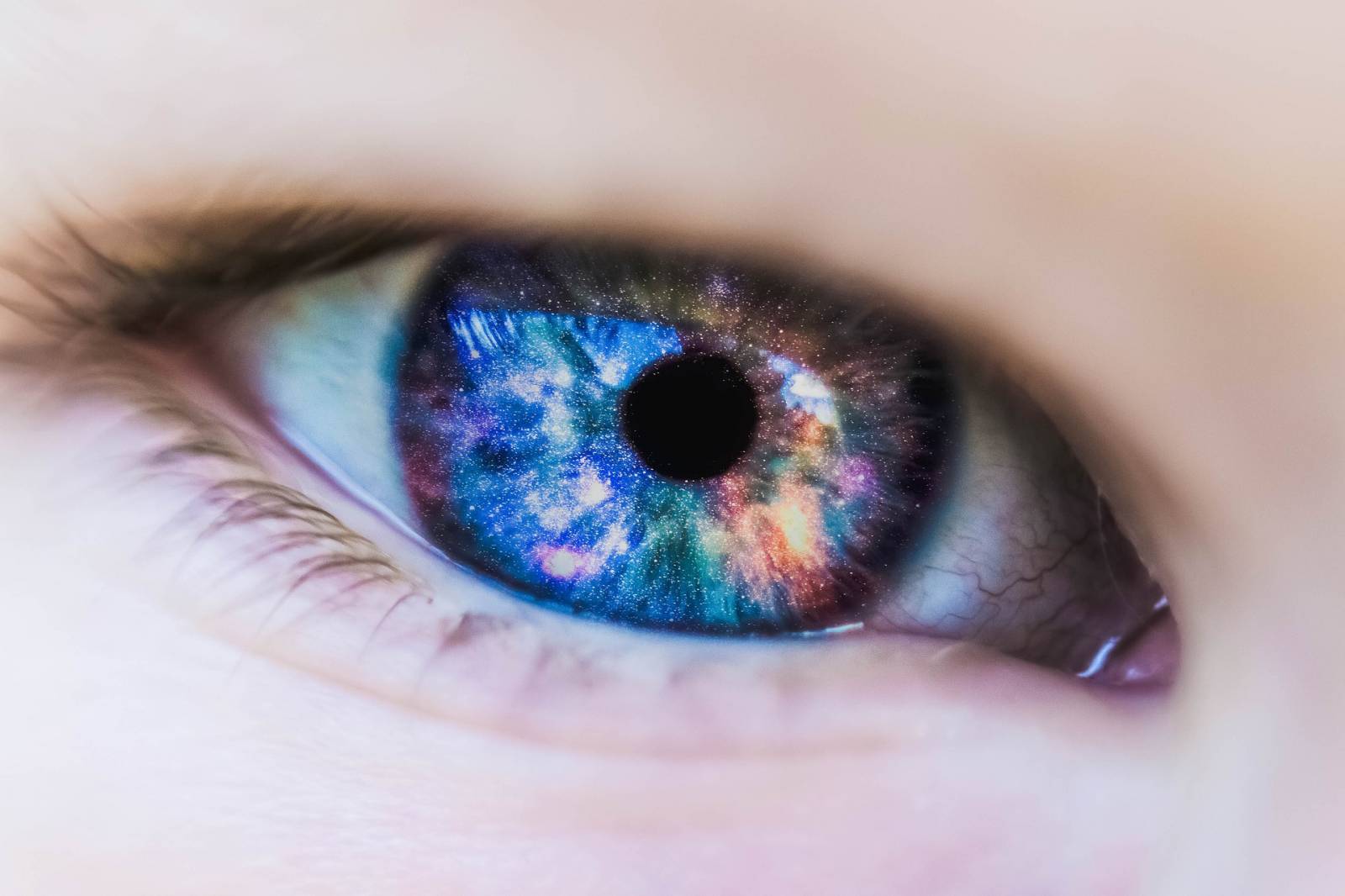 Acheter des lentilles de contact de couleur naturelle pour changer la couleur de l'iris chez un opticien à Strasbourg