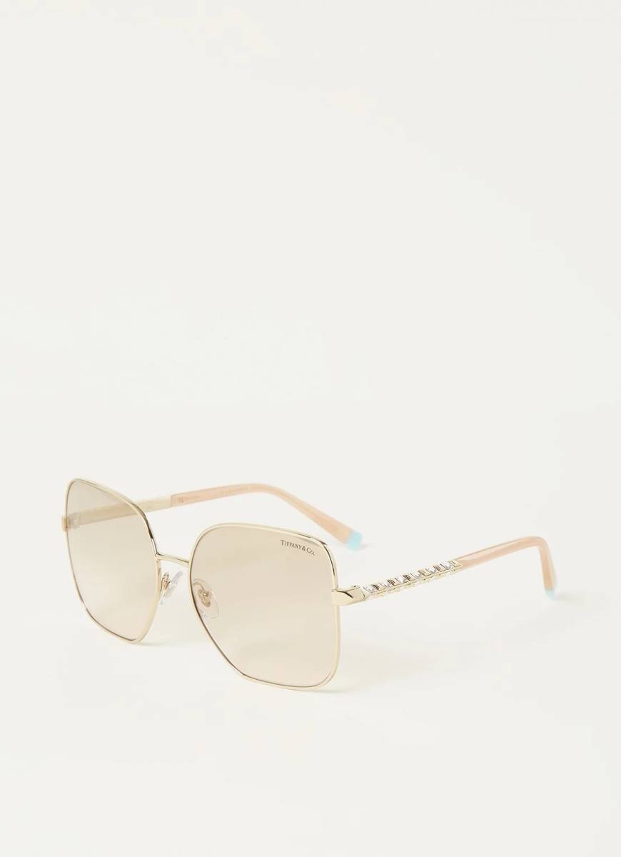 Plongez dans la Fantaisie : Lunettes Grandes Tailles et Colorées pour Femme à Découvrir chez Optique des Vosges, Strasbourg !