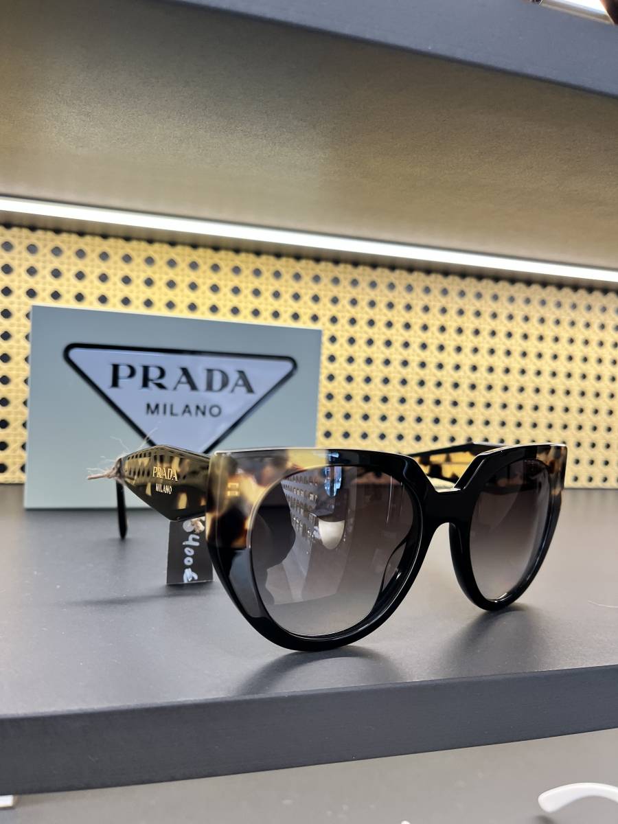 PRADA PR 06YS : Élégance intemporelle pour l'homme moderne