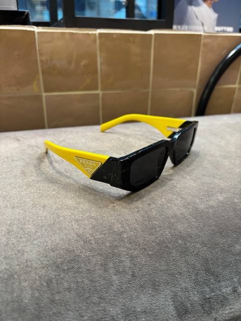 Prada Éclat et Élégance : Des Lunettes Incontournables