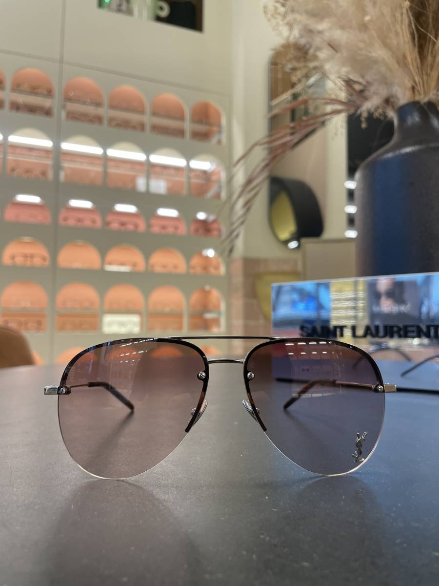 Où trouver des lunettes de soleil de la marque Yves Saint Laurent ?